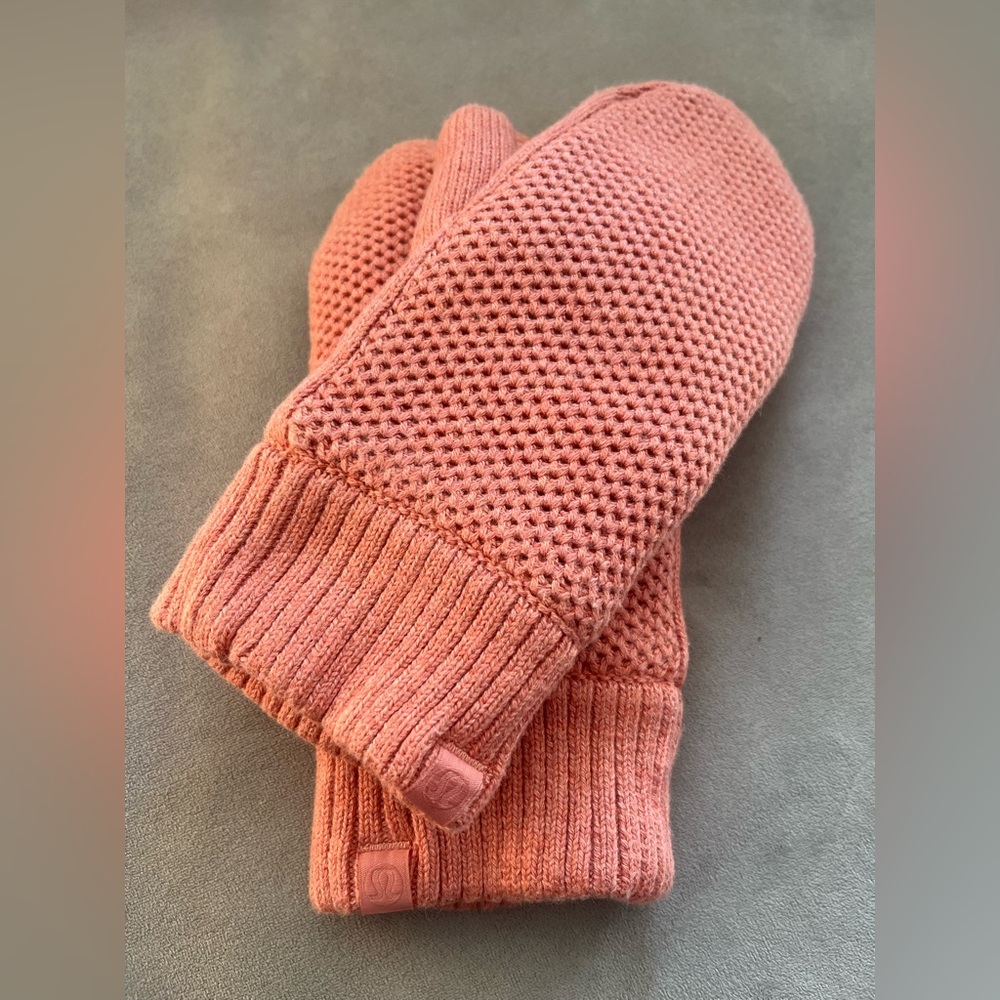 🚨LULULEMON🚨Lululemon Sherpa lined peach/coral mittens. New w/o tags.